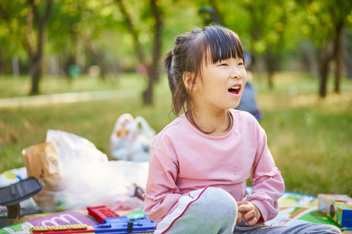 抓住秋天最后的艳丽,享受纯真的孩童时光