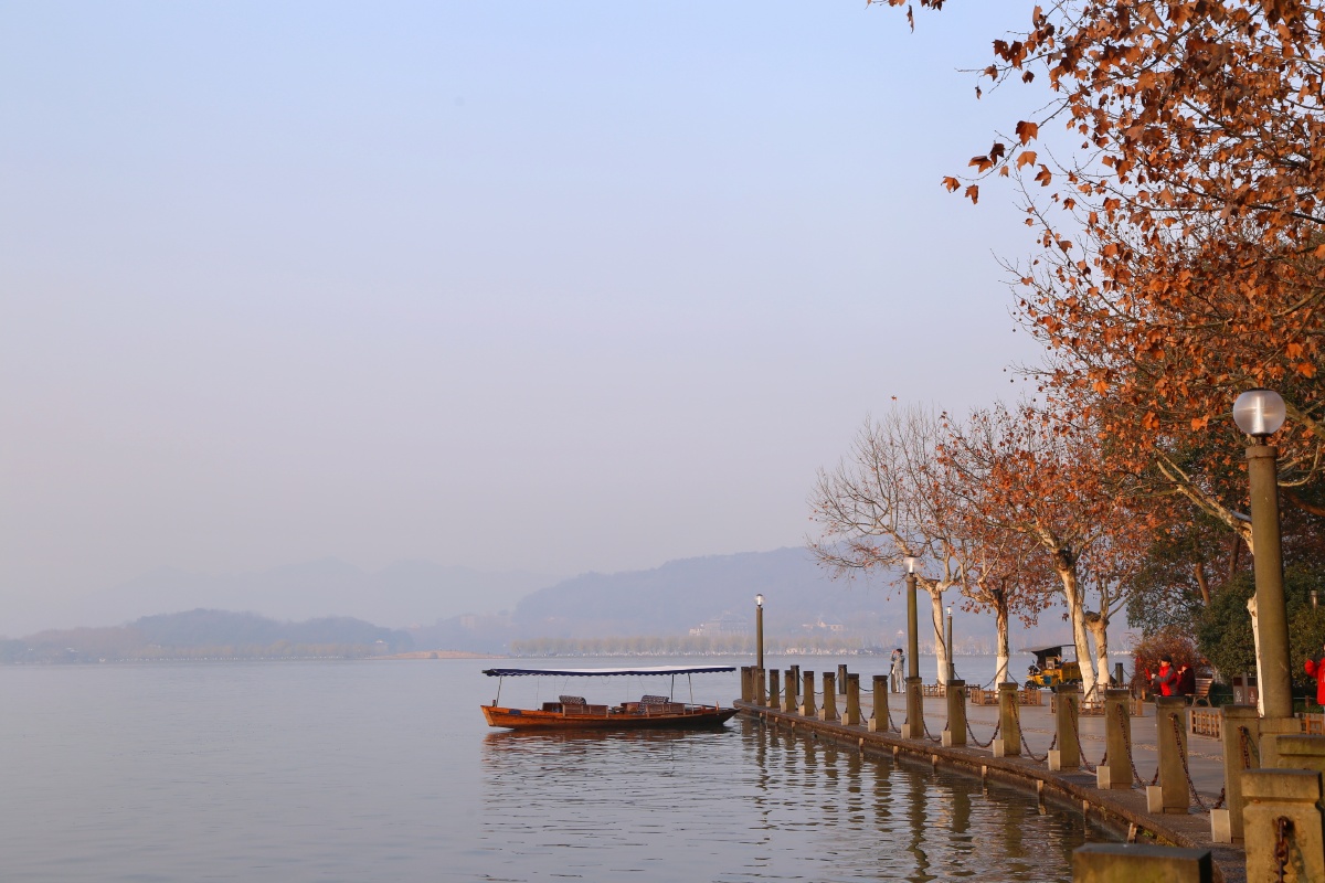 清晨的西湖宁静中透着淡淡的美