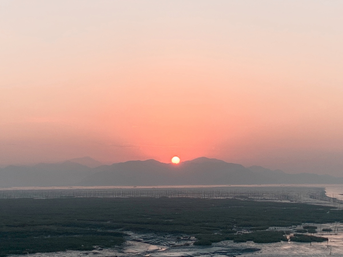日出而升太阳与海平面近距离"接触"阳光普照大地
