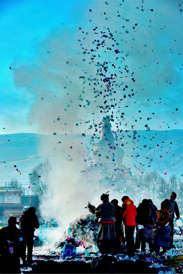 由于这个缘故,人们称这种方纸叫乘龙飞腃的骏马,简称"风马&