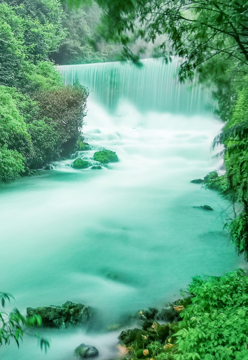 丽波小七孔小七孔景区响水河上横跨着一座青石砌成的七孔拱桥为道光