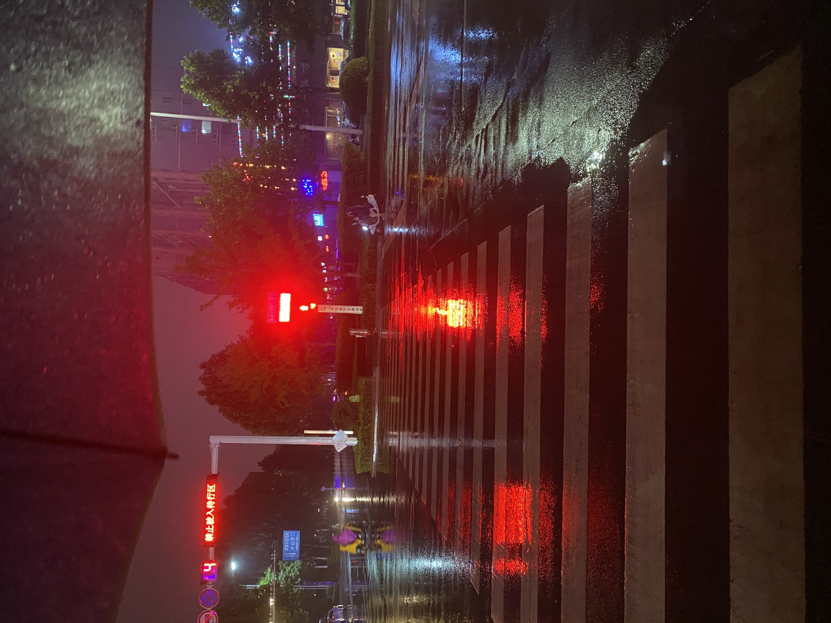 7.12龙都街人民路路口雨夜