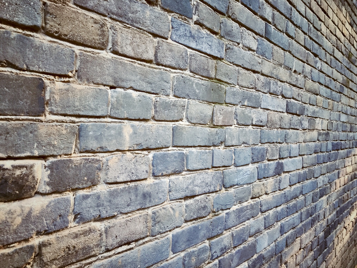 故乡老屋的泥砖墙