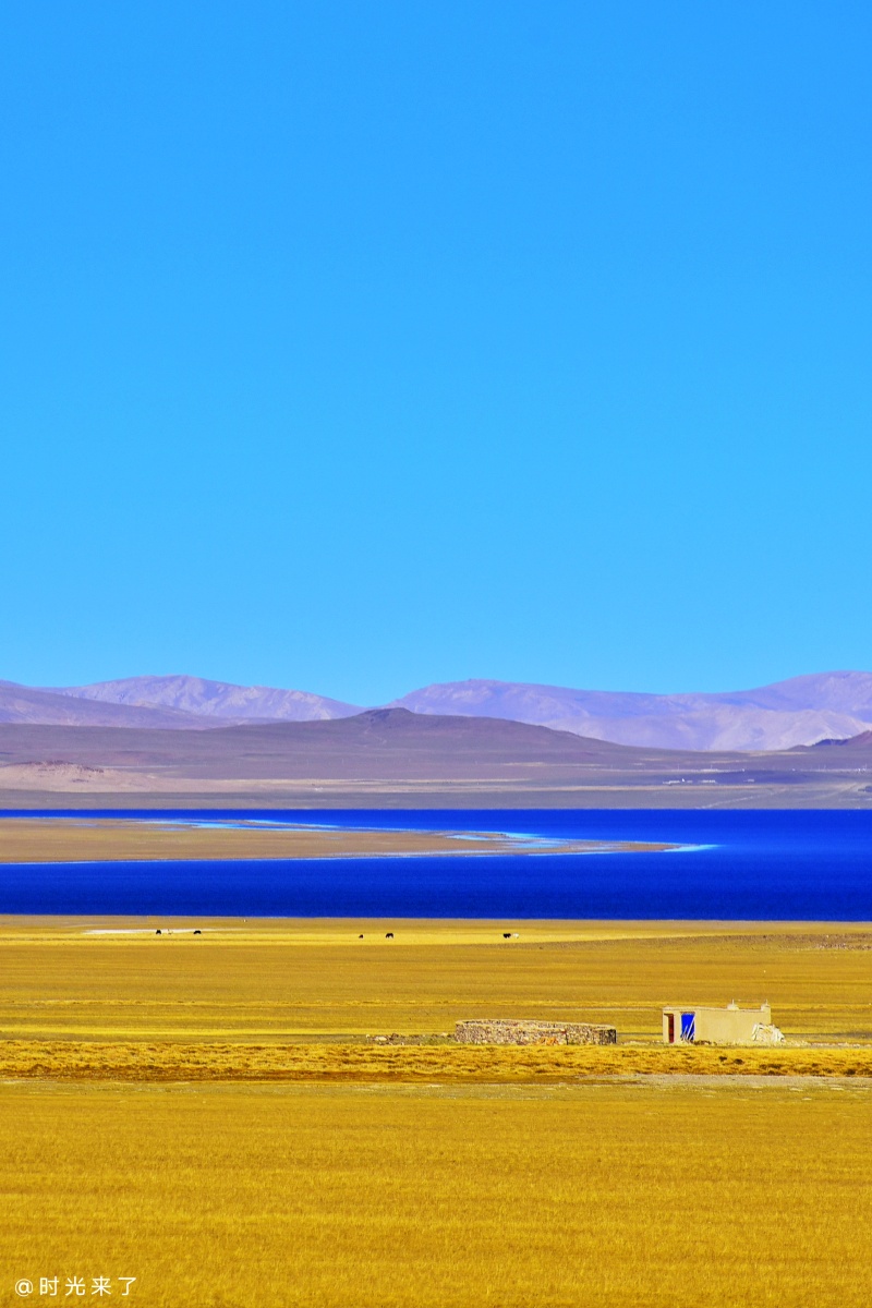 西藏山南地区错鄂措湖湛蓝色的湖水