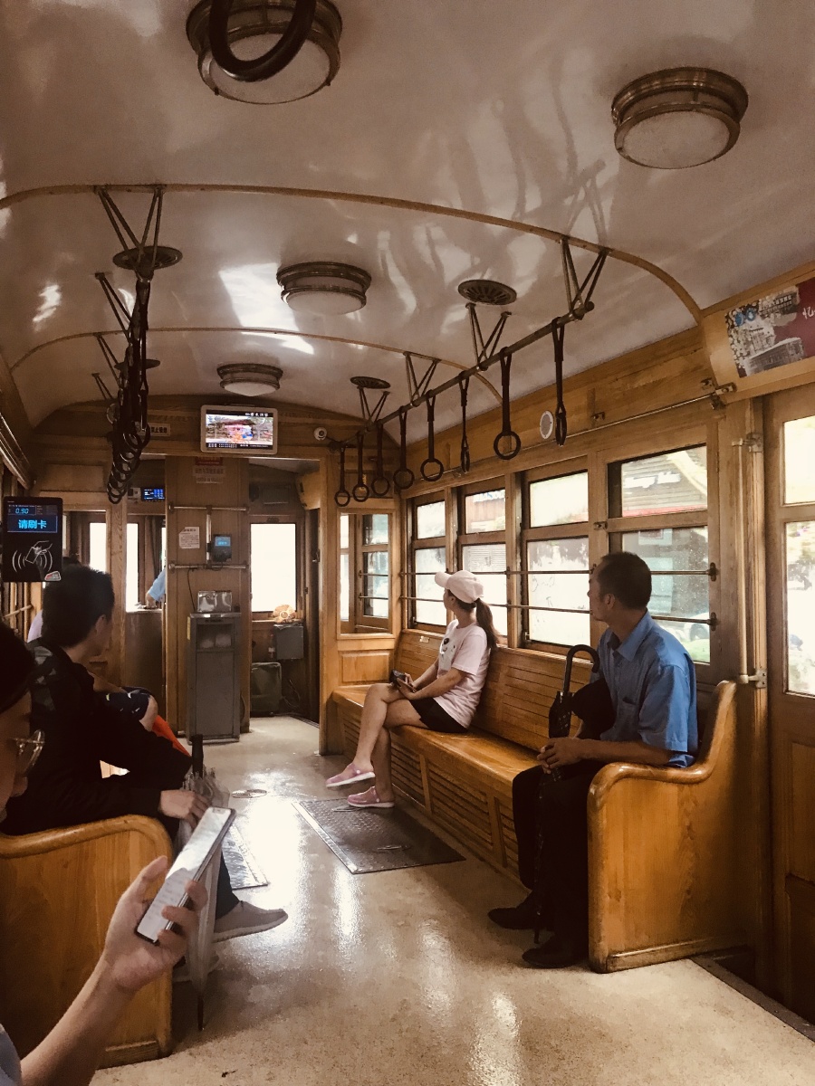 在大连的老式有轨电车上拍到的一幕很有感觉