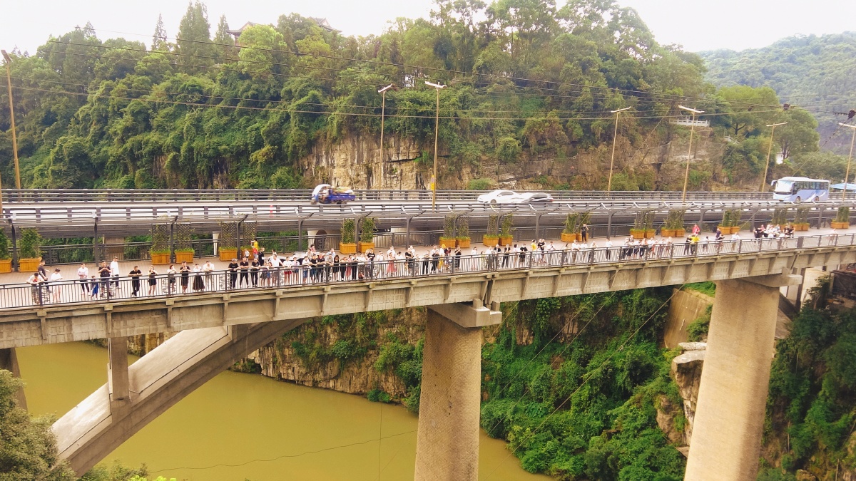 "与爱同行 慧游湖北"a级景区免费活动第一天三游洞大桥上游客游客如织