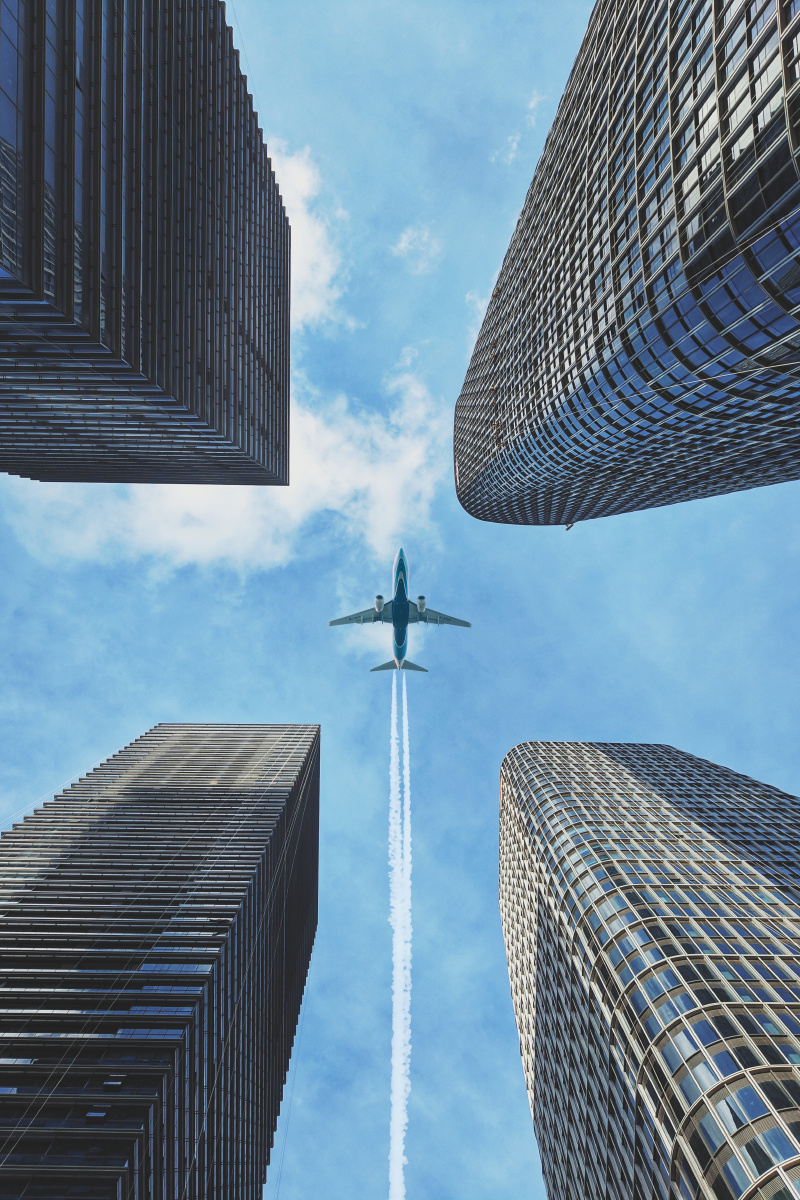 飞机飞过深圳前海cbd