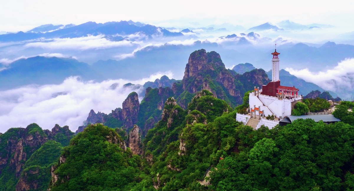 狼牙山,是一座英雄山,也是一座风景秀丽的历史名山.