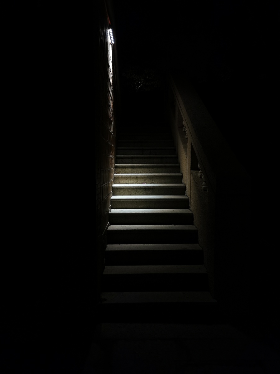 我们都在黑暗中前行,寻找那一抹微光.