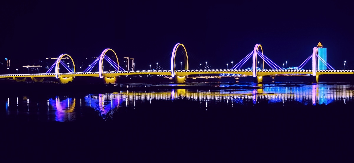 五环桥夜景五环桥白天是彩虹桥夜晚虽装饰了彩虹的颜色但更像是五个大