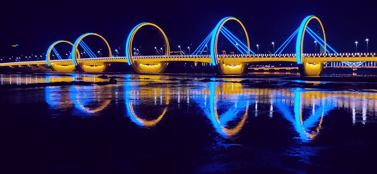 五环桥夜景五环桥白天是彩虹桥夜晚虽装饰了彩虹的颜色但更像是五个大