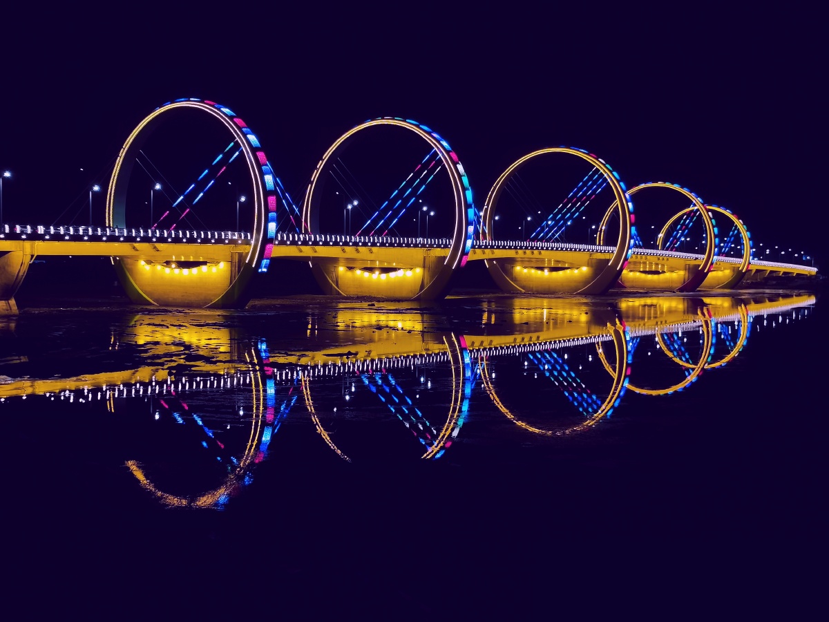 五环桥夜景五环桥白天是彩虹桥夜晚虽装饰了彩虹的颜色但更像是五个大