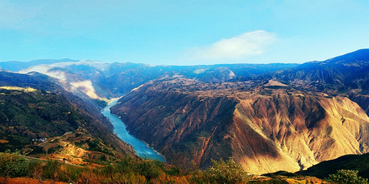 蓝天白云下金沙江云南方山段