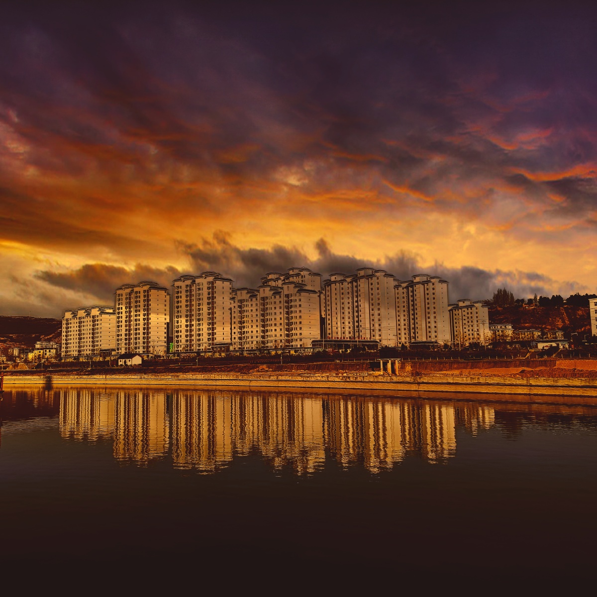 人光芒万丈有的人败絮藏心当你无意间邂逅一个灿若霓虹的人世间只有他