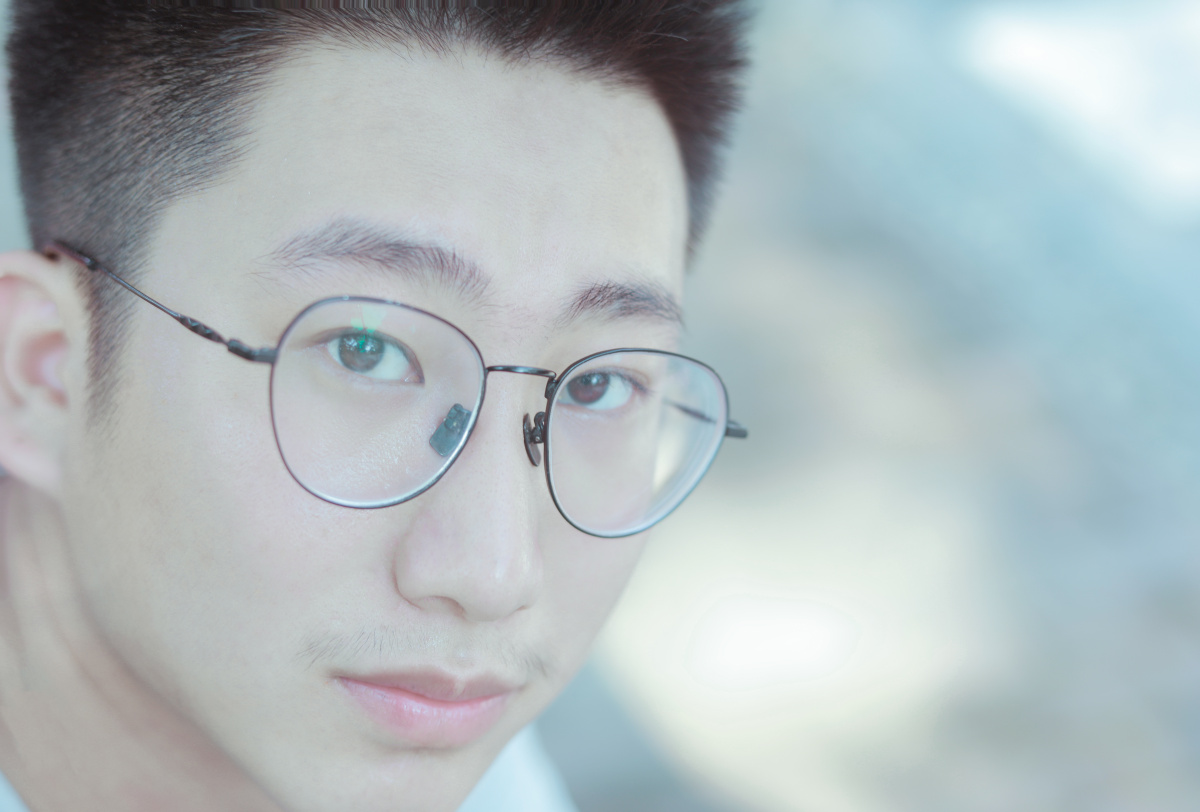 眼镜男孩