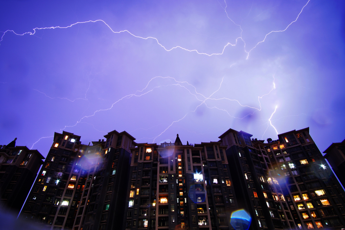 在一个狂风暴雨雷电交加之夜