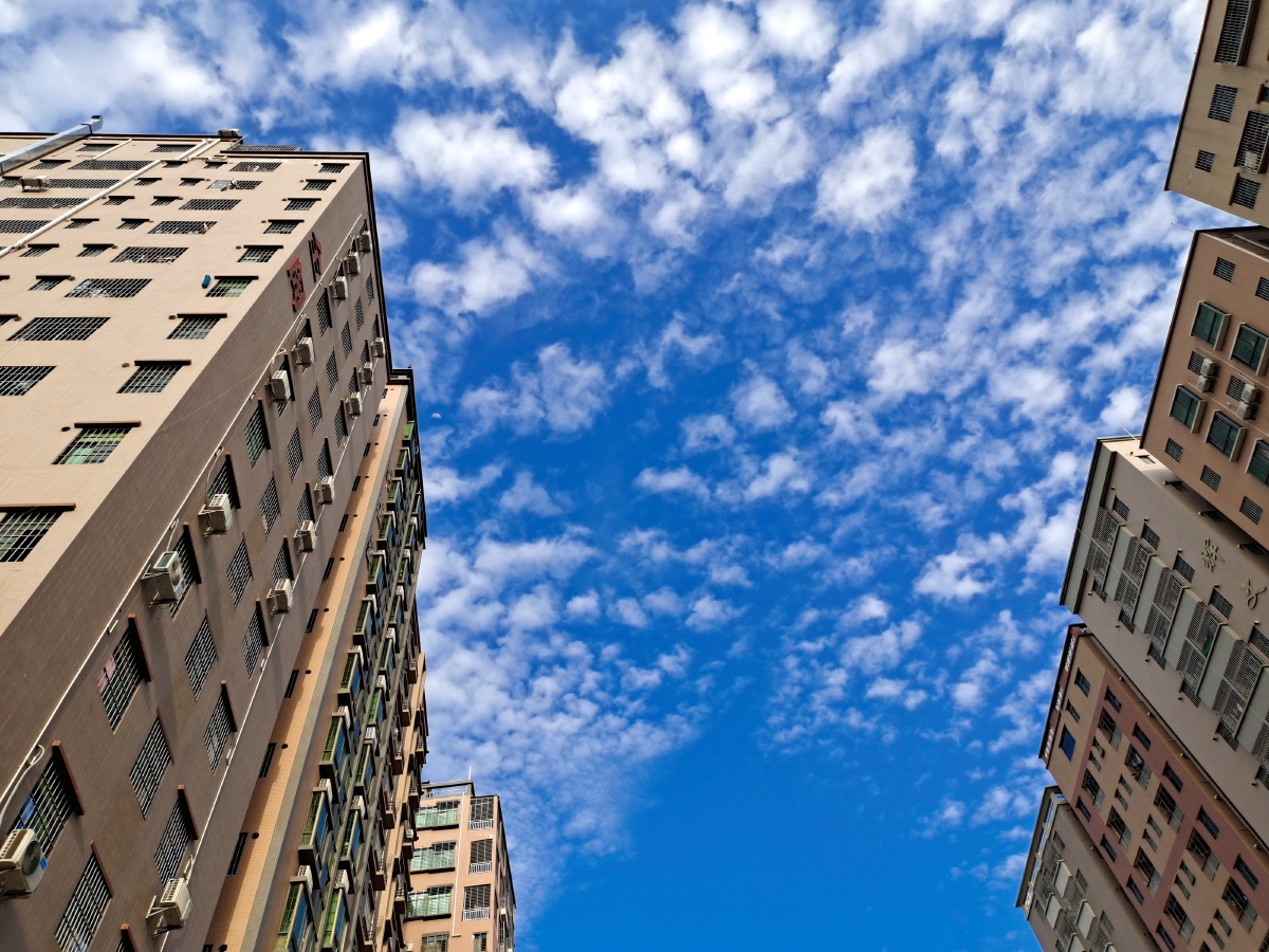 天空是蔚蓝色窗外有千纸鹤