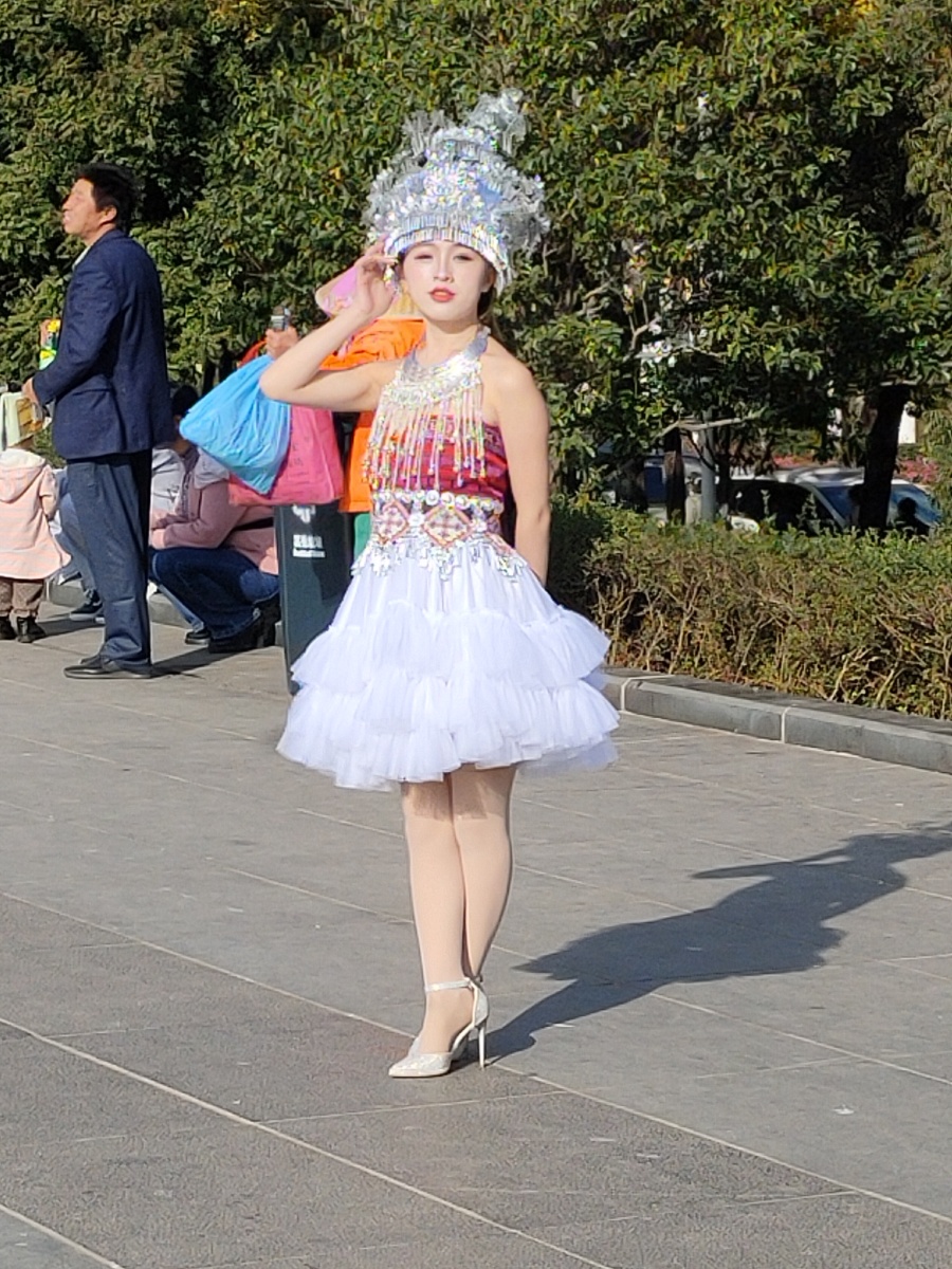标题:美艳动人的昆明苗族阿妹摄影第三章拍摄地点:云南昆明海埂观鸥