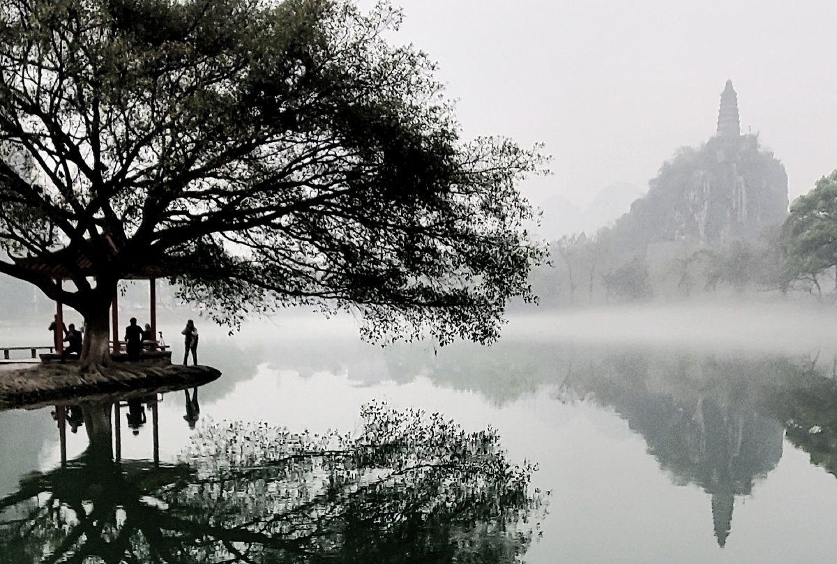 桂林塔山烟雨情