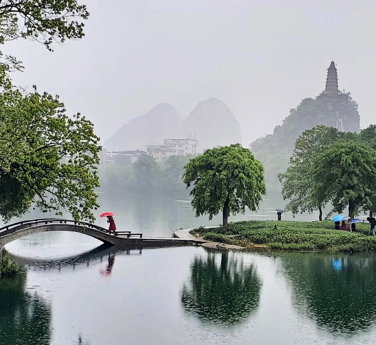 雾蒙蒙雨蒙蒙人在景中愝意浓