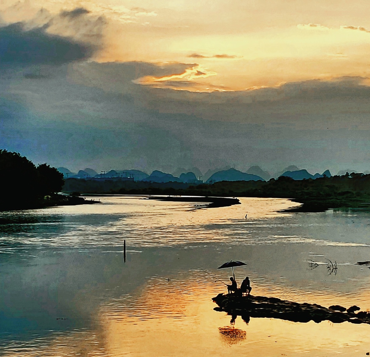 夕阳西下醉美艳渔翁垂钓影霞红