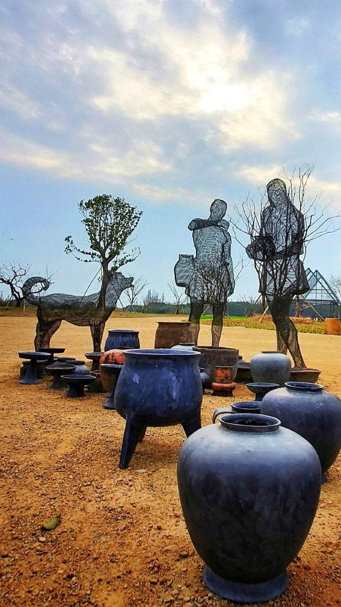 良渚古城遗址公园良渚人生活情景雕塑夕阳西下时仿佛梦回五千年前