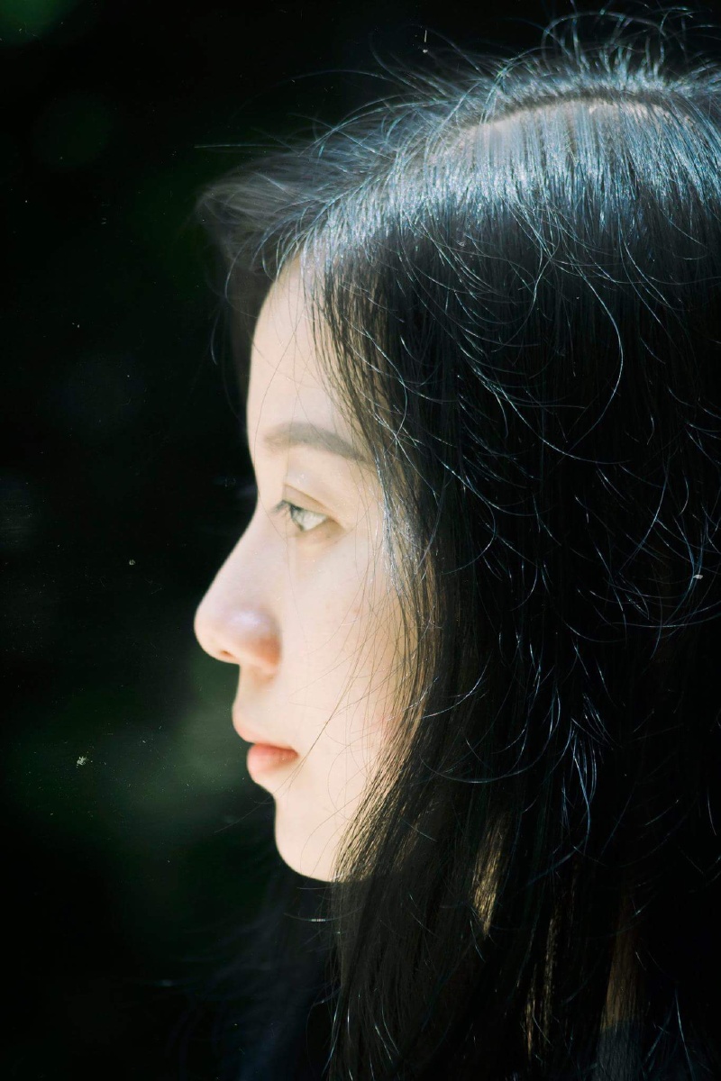 放空的眼神让人们猜不透.