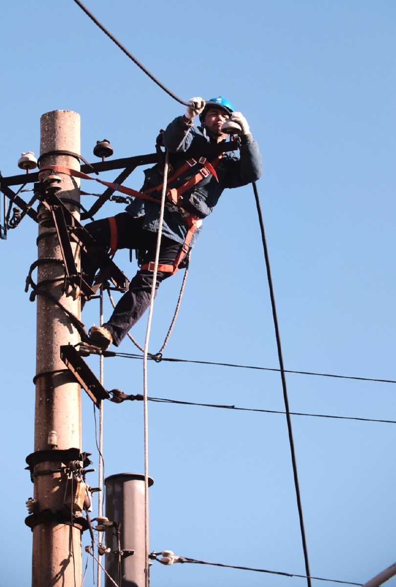 街拍电力维修工