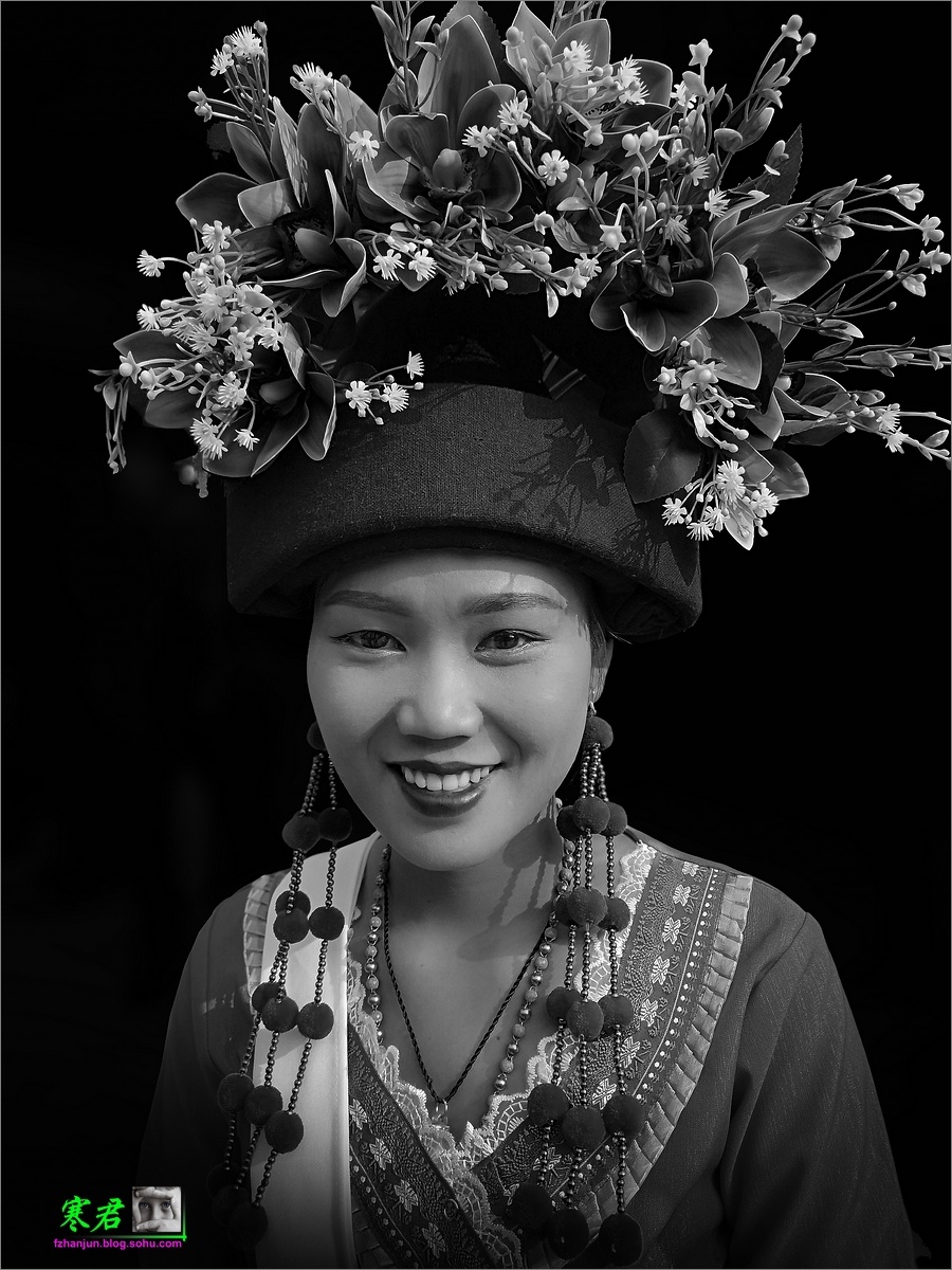 布朗族姑娘在云南西双版纳桑康节拍摄