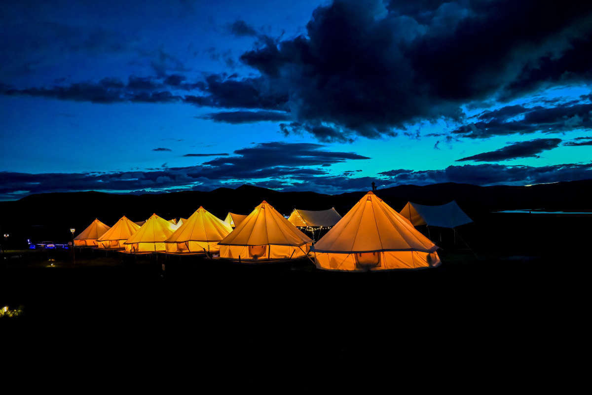 四川阿坝红原县草原上夜晚的帐篷