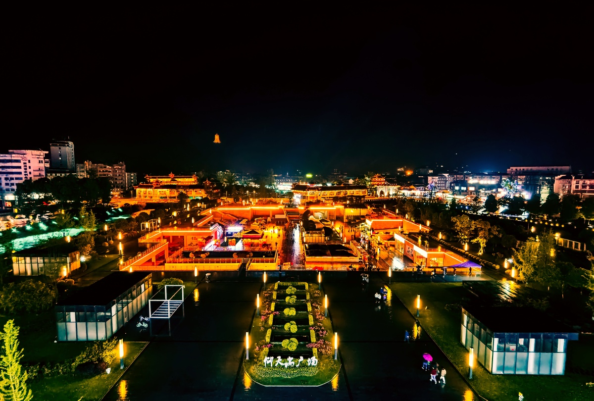 都江堰仰天窝广场夜景熊猫自拍新网红打卡地20210406手机作品