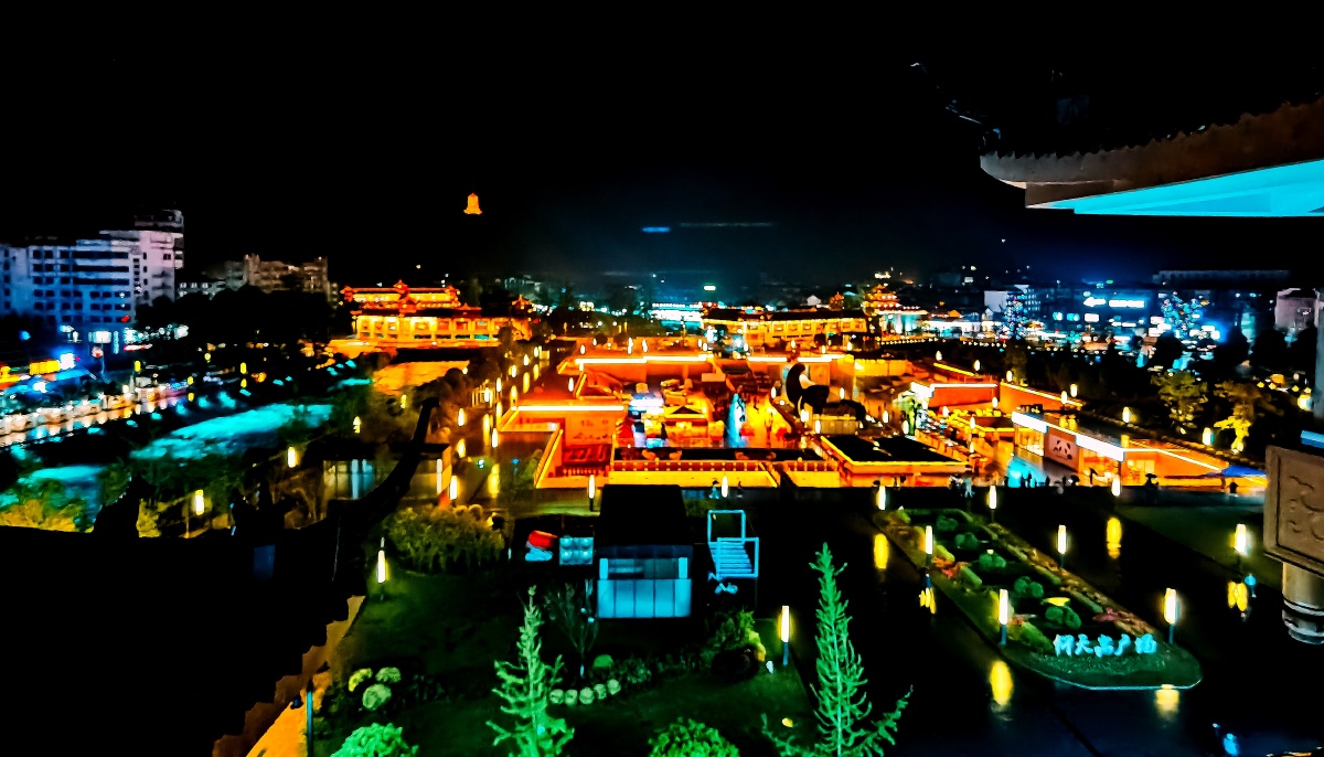 都江堰仰天窝广场夜景熊猫自拍新网红打卡地20210406手机作品