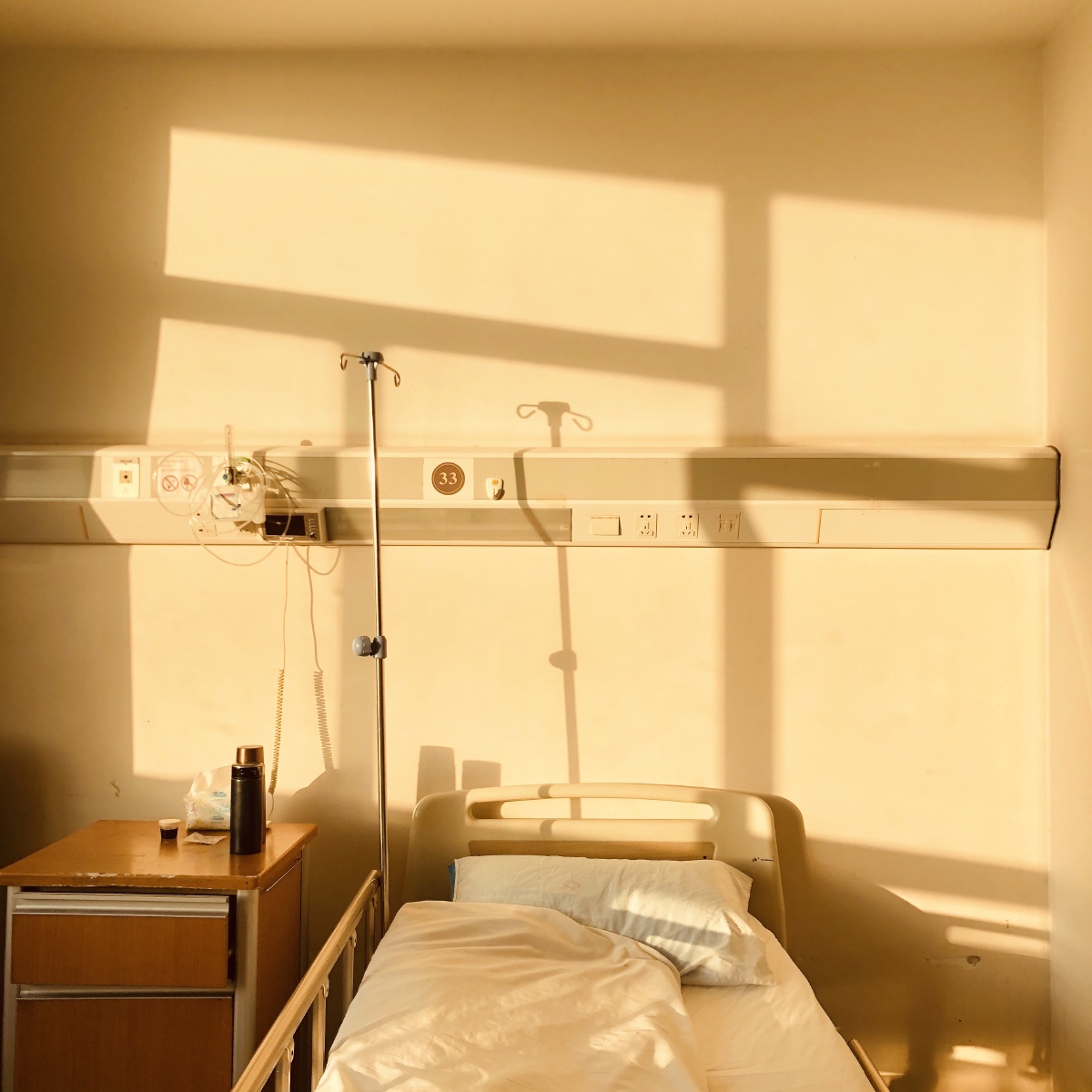 早晨的第一缕阳光洒满病房,愿世间少些病痛.