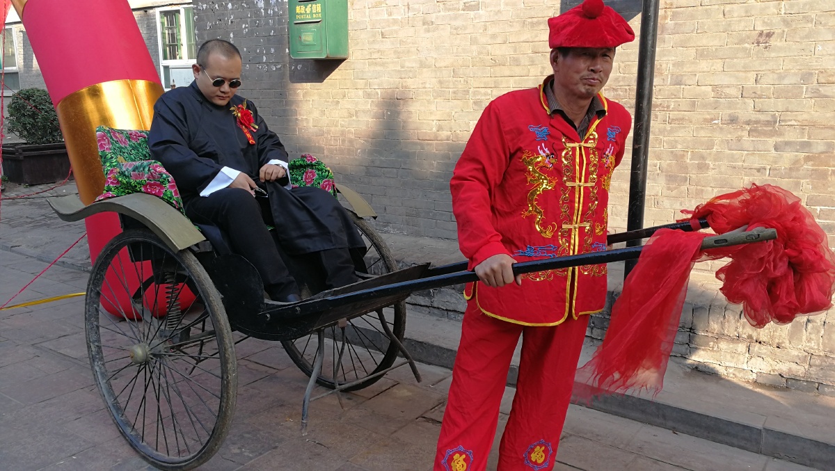 在山西平遥古城偶遇一场中国传统婚礼的接亲队伍走遍中国最后让我个人