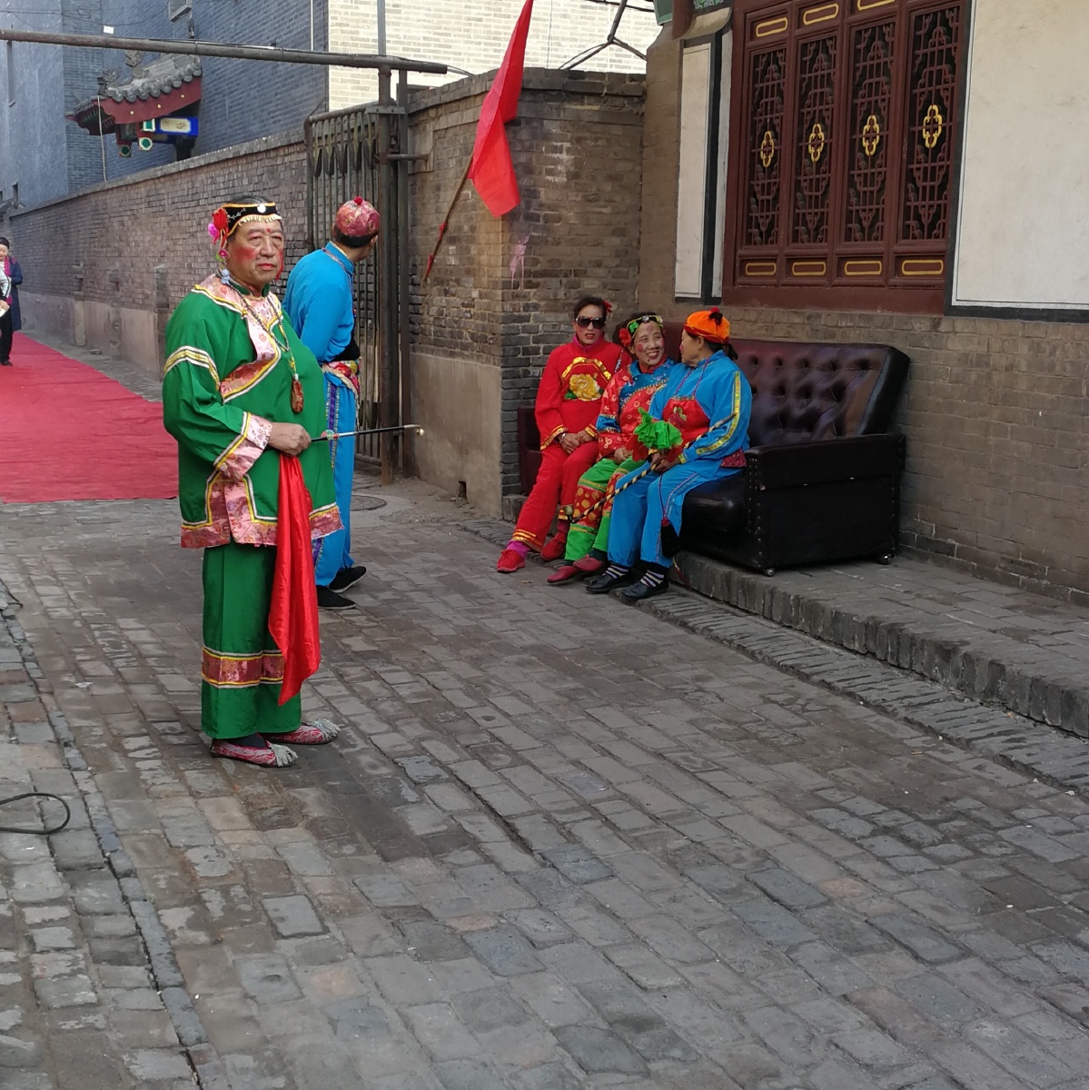 在山西平遥古城偶遇一场中国传统婚礼的接亲队伍走遍中国最后让我个人