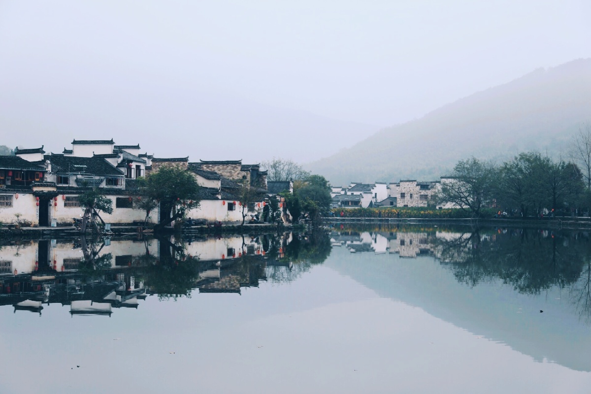 安徽宏村赶上了雾天仿佛是一副水墨画