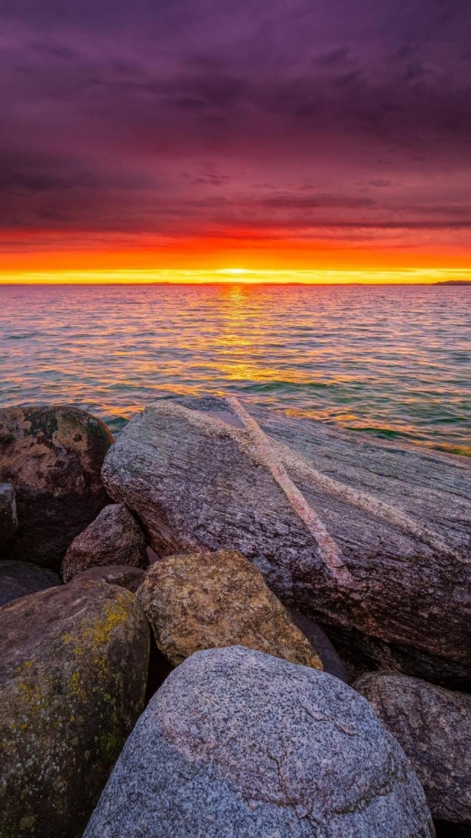 浩瀚的大海充盈着每一根汗腺奔放的烟火肆意的在眼中绚烂醉人的红酒在