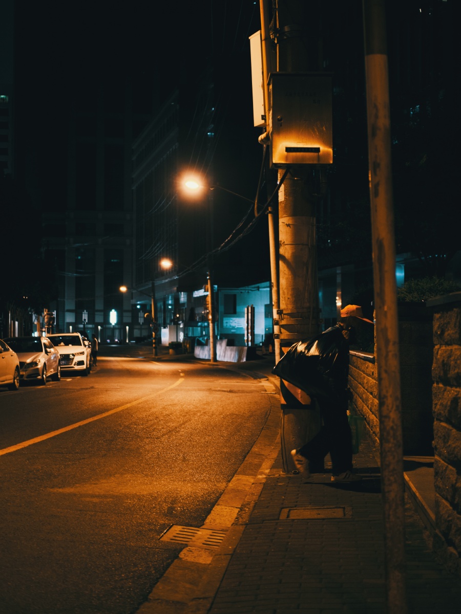 空荡的街道 br /> 老者正向里走去