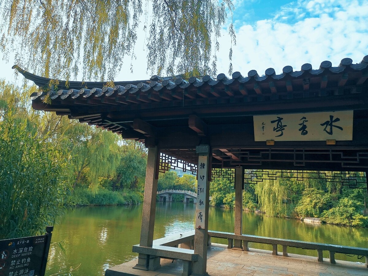 宋代,大明湖有亭名曰"水香亭",三面临水,四面翠绿葱葱,因湖水甘甜可口