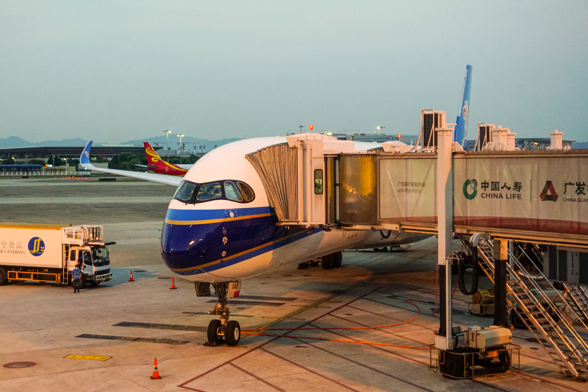 云端上南方航空崭新的a350900绝佳的手机壁纸