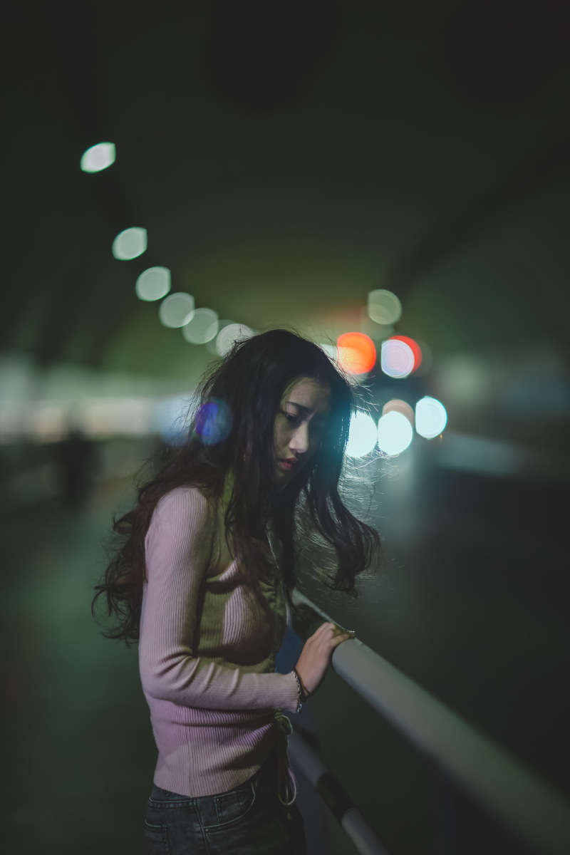 寂静在喧嚣里低头不语,沉默在黑夜里与目光交接,于是,我们看错了世界