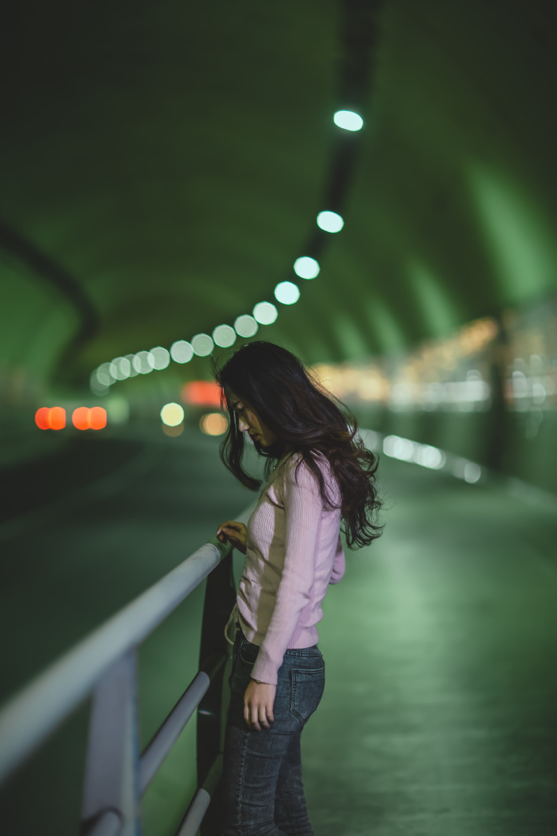 寂静在喧嚣里低头不语,沉默在黑夜里与目光交接,于是,我们看错了世界