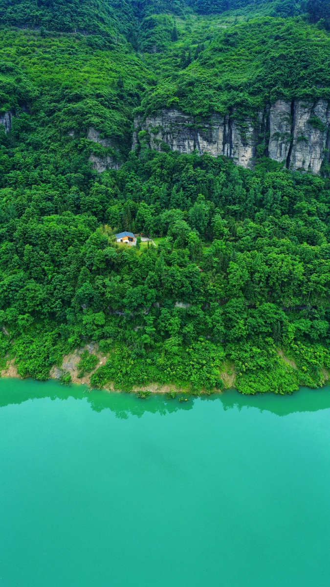 绝壁下湖畔旁世外桃源犹如仙境