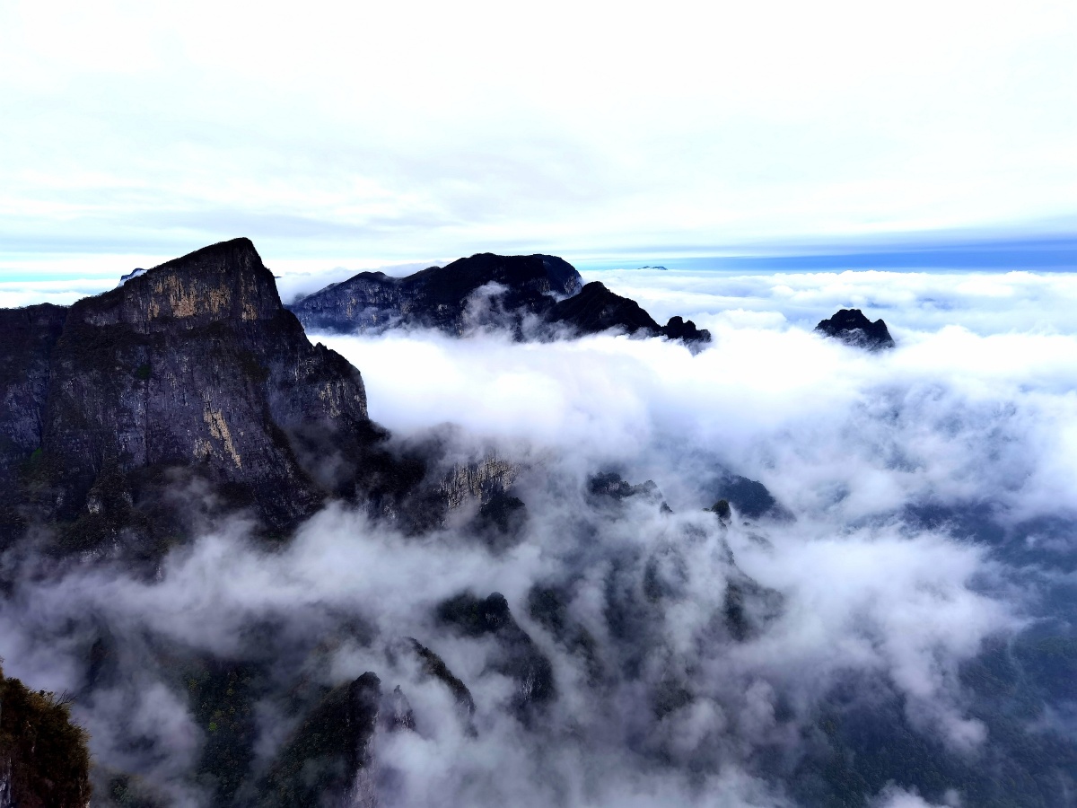 遇上难得的好天气张家界天门山顶的云海如梦如幻