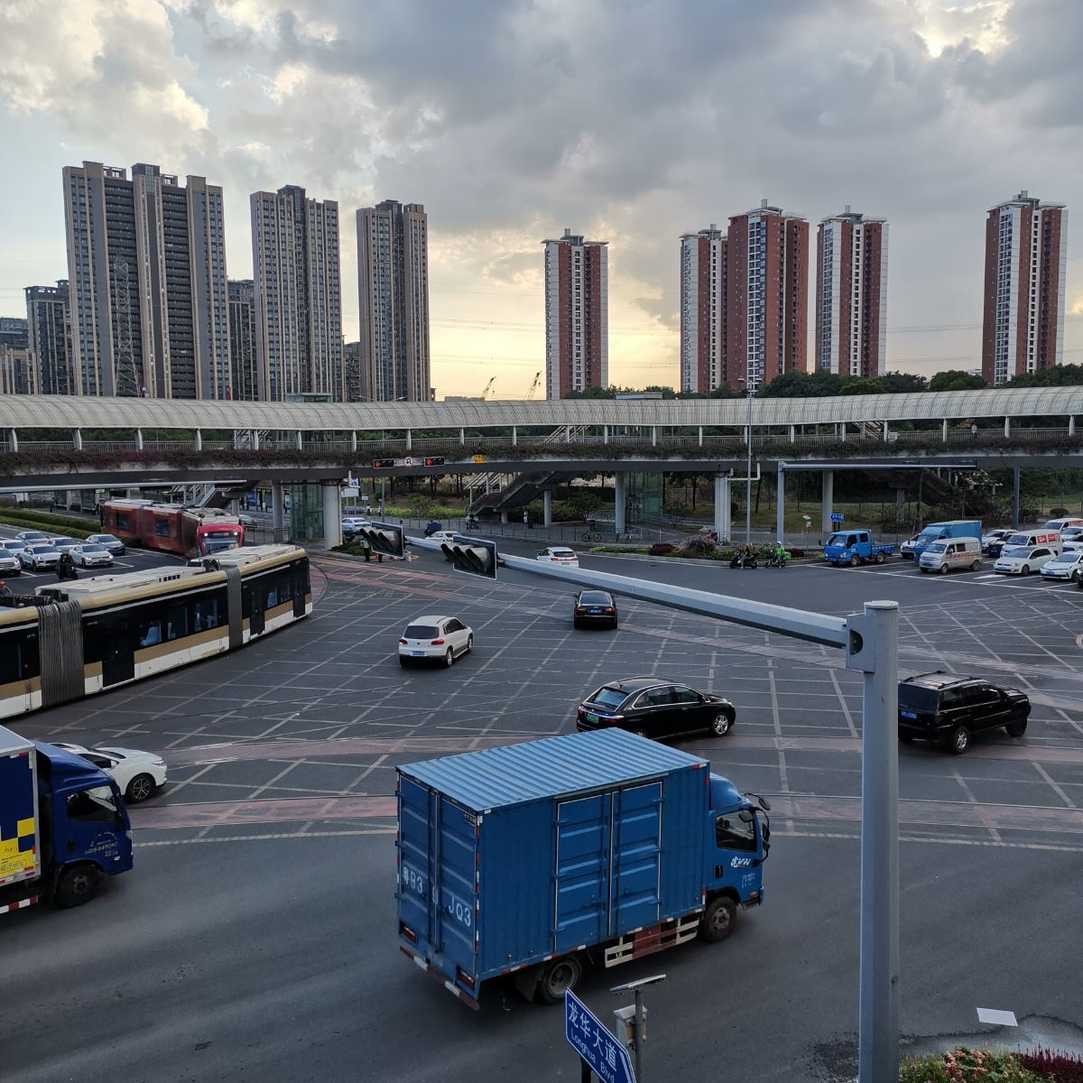 深圳龙华观湖街景