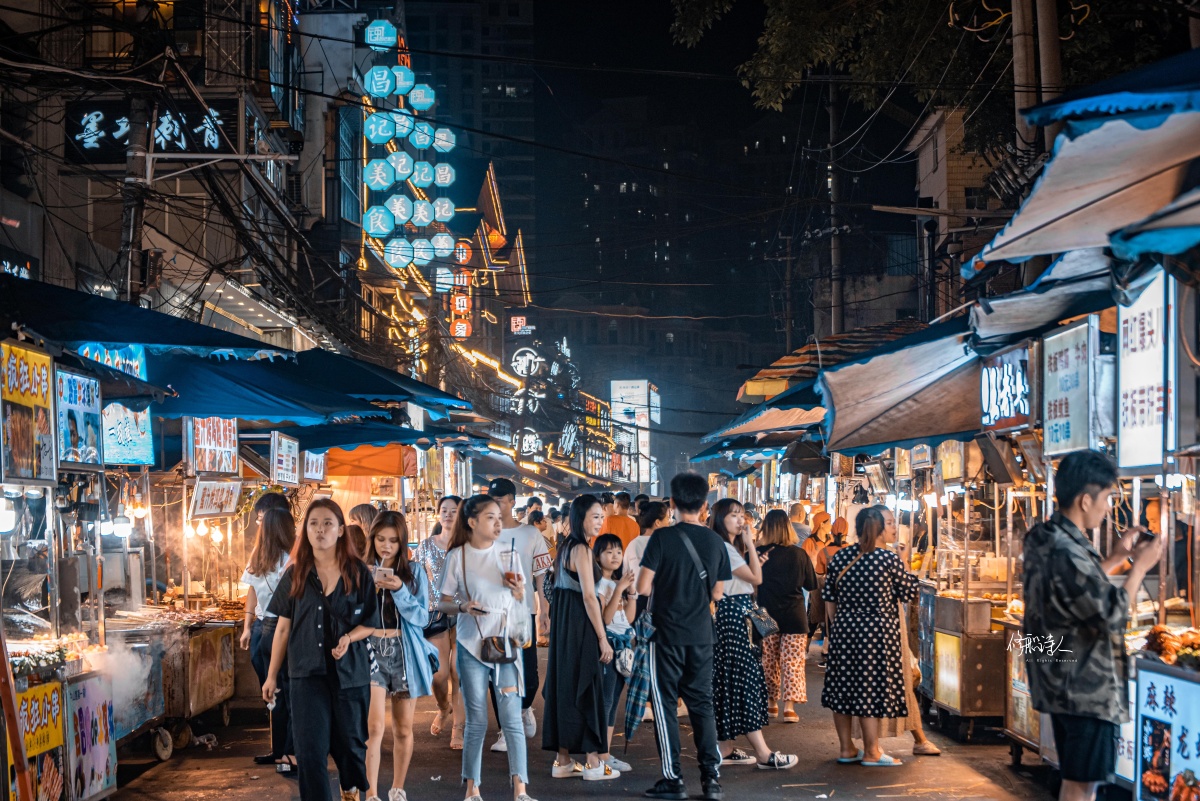 炒粉摊熙熙攘攘的人群冒腾的烟火气组成了这座城市最火热而真实的生活