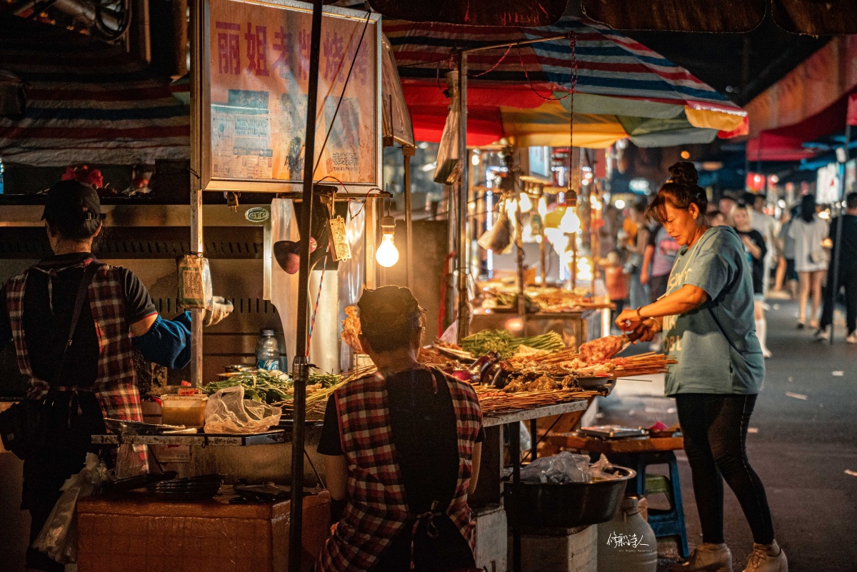南宁夜市街人间烟火气最抚凡人心昏黄的灯光悠闲的行人吆喝的商贩水果