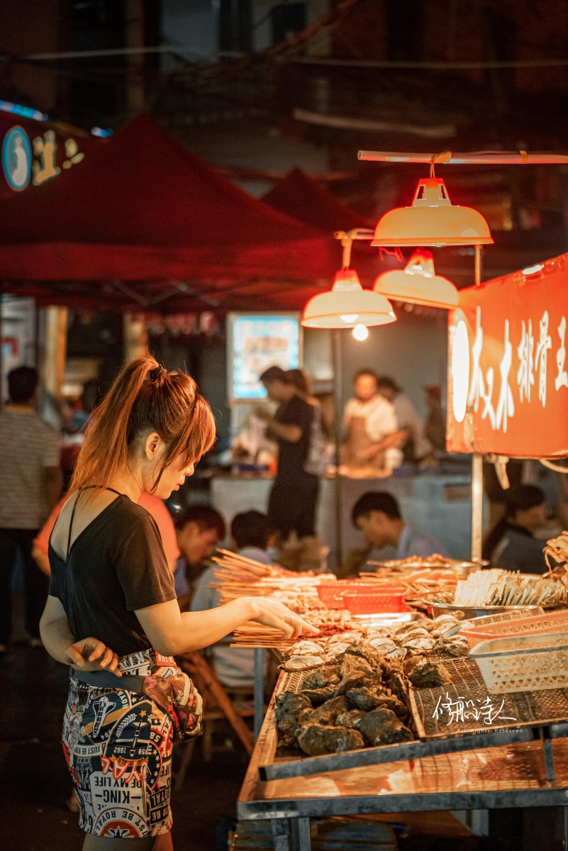 南宁夜市街人间烟火气最抚凡人心昏黄的灯光悠闲的行人吆喝的商贩水果