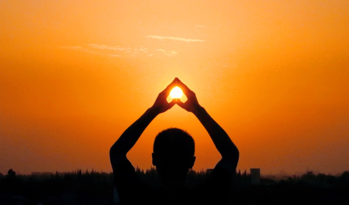 晚饭后发现夕阳,想用手握住送给心上人,怕它跑掉一口吞下,进了我的