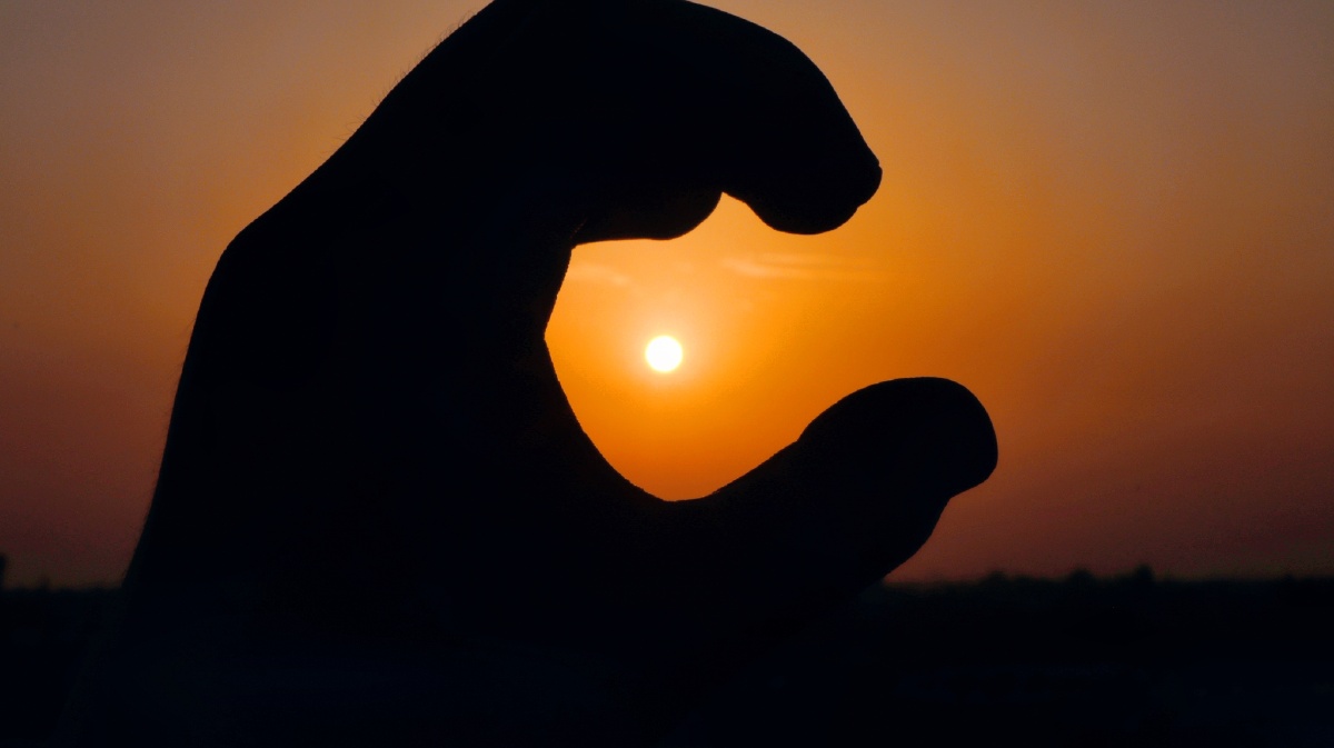 晚饭后发现夕阳,想用手握住送给心上人,怕它跑掉一口吞下,进了我的